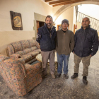 El educador social Miquel Torres y otros dos miembros de Emaus Rural en el albergue de Cervera.