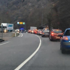 Colas de conductores francesces ayer en Elt Portilhon que no pudieron pasar a la Val d’Aran.