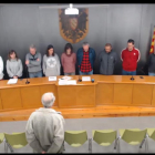 Imagen del minuto de silencio en el ayuntamiento de Sort.