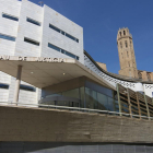 Exterior del Palau de Justícia de Lleida, amb la Seu Vella de fons.