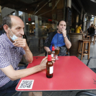 Dos clients d’un bar de l’Eix Comercial fumant ahir a la terrassa mentre feien una cervesa.