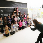 Els alumnes de l’escola Comtes de Torregrossa, a Alcarràs, han cantat la melodia de ‘La Marató’ en llenguatge de signes.