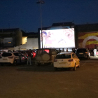 Lleno de vehículos anoche en el estreno del autocine de Bellcaire d’Urgell con la película ‘Campeones’.