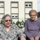 Pepa y Clotilde, de 105 y 103 años, en el jardín de la residencia de Guissona. 