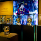 El sexto Balón de Oro de Messi ya luce en  el Museu del Camp Nou.