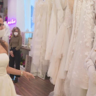 Una novia se prueba un vestido que lucirá en una ceremonia muy distinta a la que imaginaba.