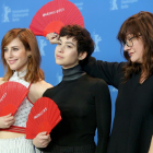 Les actrius Natalia de Molina i Greta Fernández, amb la cineasta Isabel Coixet, ahir a la Berlinale.