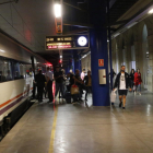 Imagen del tren AV City llegando ayer por la noche a la estación de Lleida-Pirineus. 