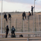 Imagen de archivo de un asalto de inmigrantes a la valla de Melilla en agosto de 2014.