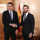 Imagen de archivo de la última reunión entre Pablo Casado y Pedro Sánchez, en diciembre.