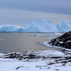 Groenlàndia és una illa situada entre Europa i Amèrica que forma part del regne de Dinamarca.
