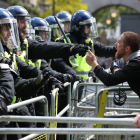 Un ultradretà s’encara amb la Policia, ahir, a Londres.