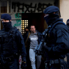 Imagen de uno de los arrestados en un piso del distrito barcelonés de Ciutat Vella, ayer.