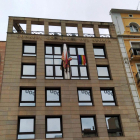 La façana del consell del Segrià amb la bandera multicolor.