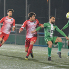 El Cornellà salió muy fuerte en la segunda mitad con sus delanteros creando mucho peligro como en esta acción en la que Javi Jiménez intenta controlar el balón.