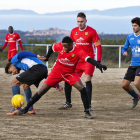 Un jugador del Sant Guim trata de controlar la pelota ante la presión de los rivales. 