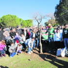 Uno de los árboles plantados ayer en el ‘bosquet’.