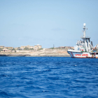 El Open Arms, ayer, con 134 migrantes a bordo frente a la costa de la isla italiana de Lampedusa.