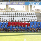 Jugadores y técnicos del Lleida Esportiu, posaron ayer sobre el césped del Camp d’Esports.