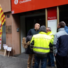 Algunos de los trabajadores de la Noguera tras el acuerdo con FCC en la sede de trabajo en Lleida. 