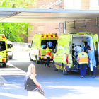Tres ambulancias ayer frente a la unidad de Urgencias del Arnau de Vilanova.