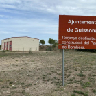 El parque de bomberos voluntarios de Guissona y los terrenos en los que se prevé la ampliación. 
