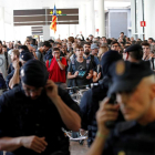 Mossos d'Esquadra y Policía Nacional controlan los accesos al aeropuerto del Prat.