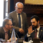 Imagen de archivo de Costa y Torrent con el secretario general del Parlament, Xavier Muro (de pie).
