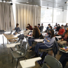 Alumnes de la facultat d’Educació, durant una classe presencial ahir al matí.