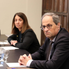 El president de la Generalitat, Quim Torra, amb la consellera de la Presidència, Meritxell Budó, durant la reunió amb el món local per analitzar l'evolució del coronavirus