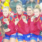 Las jugadoras de la selección española femenina de balonmano tras recibir la medalla de plata.