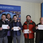 Algunos de los aficionados del Lleida que adquirieron ayer billete y entrada para Alicante.