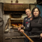 Marta Segura, junto a su marido Ignacio, ayer en el obrador del Forn de Pa Segura en Pardinyes. 