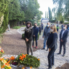 Momento de la ofrenda floral ayer por la tarde en el monumento dedicado a Companys en El Tarròs.