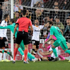 Karim Benzema celebra el seu gol, aconseguit a l’últim minut, que va salvar un punt al Madrid.