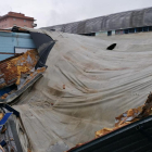 Restes de la teulada del poliesportiu del col·legi Mirasan, que va col·lapsar ahir a primera hora per l’acumulació d’aigua.