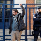 L'alcalde de Cerlà, Dani Cornellà, a la sortida de la comissaria de la Policia Nacional.