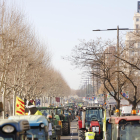Decenas de tractores estacionados en la avenida Madrid de Lleida, ayer.