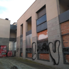 Este edificio de Sant Martí ha sido tapiado varias veces para evitar ser okupado.