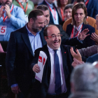 Miquel Iceta es aplaudido por los compañeros de partido junto a José Luis Ábalos.