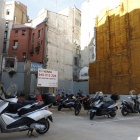 Imagen del parking para motos en la avenida Francesc Macià, cuyo solar será edificado.
