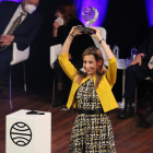 La escritora vitoriana Eva García Sáenz de Urturi, ayer con el galardón del Premio Planeta en Barcelona.