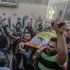 Desenes de palestins al funeral d’un mort en els atacs.