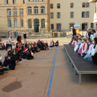 Alumnes del col·legi Maristes van celebrar ahir un festival de Nadal, tots amb mascareta.