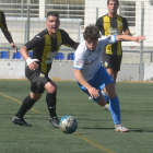 Un jugador local s’escapa dels seus perseguidors en una de les jugades que van tenir lloc ahir al partit entre Mollerussa i Muntanyesa.