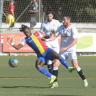 Un jugador de l’Andorra cau davant la pressió d’un jugador del Borges.