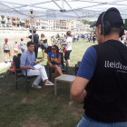 Joan Cama condueix el programa al set de Lleida TV vora el riu.
