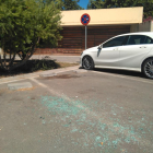 Imagen de los cristales rotos de un vehículo ayer en Cappont. 