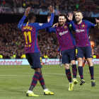 Dembélé celebra con Messi y Alba el gol que marcó el miércoles en el triunfo ante el Lyon por 5-1.
