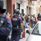 Desalojados 45 okupas “conflictivos” de un bloque de pisos en Mataró